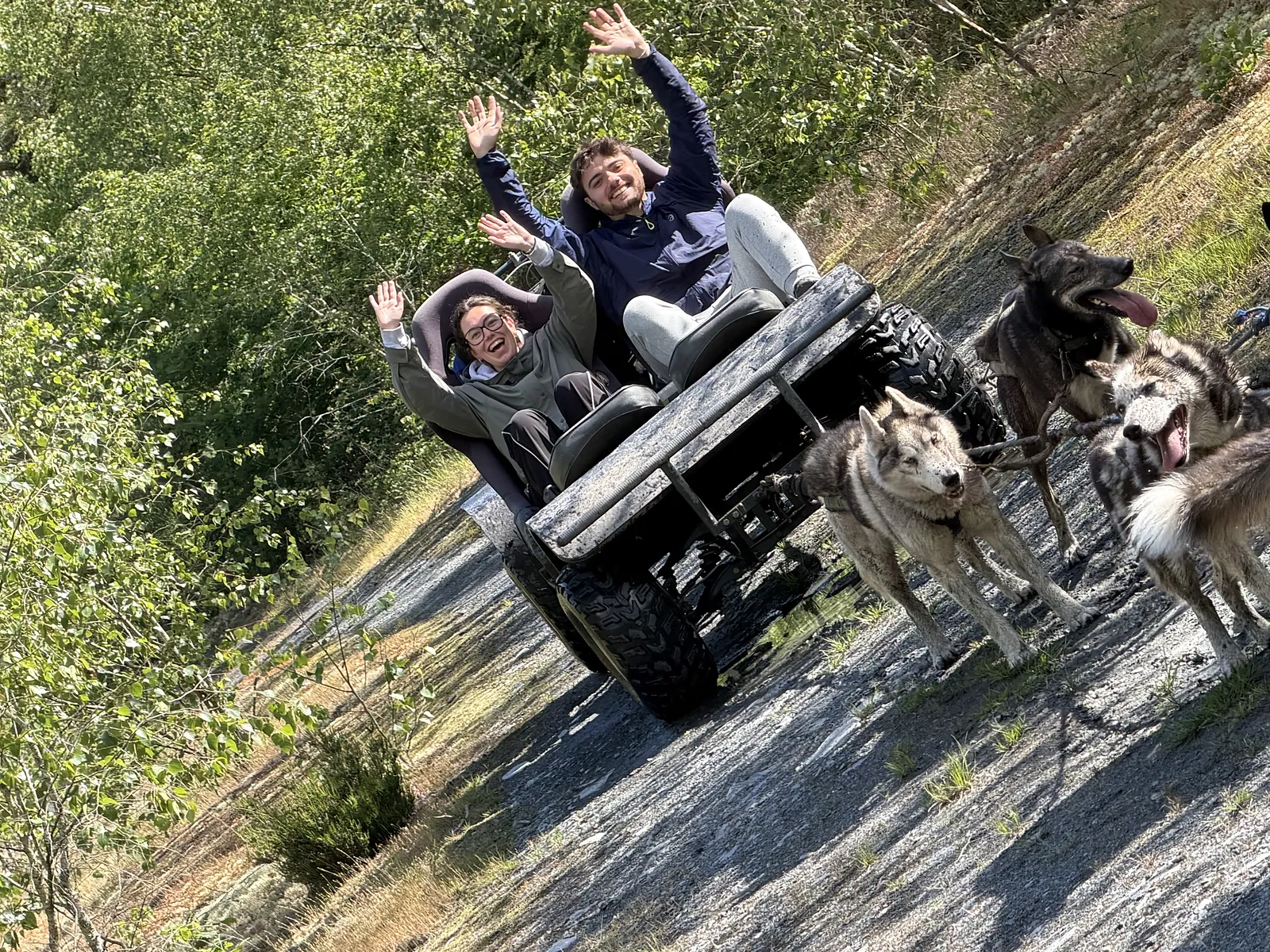Passagers ravis à bord du cani-kart tiré par les huskies