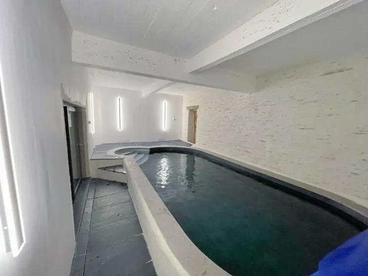 La piscine intérieure chauffée du gîte